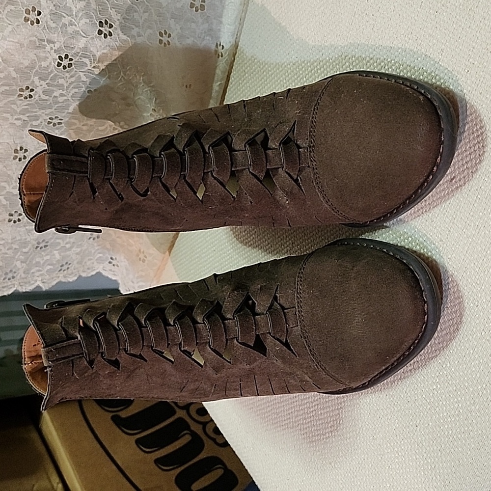 Women's EUC Olive Green Booties size 8M